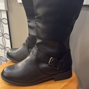 Girl’s calf-length black boots